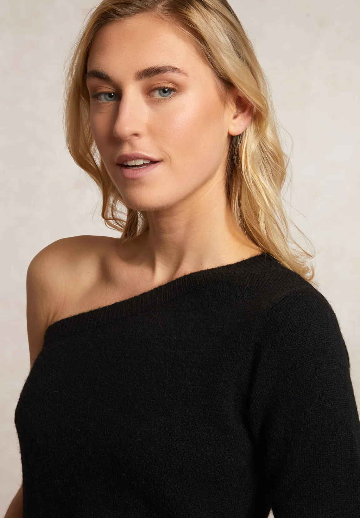 Sale River Woods Asymmetrische effen trui zwart -
