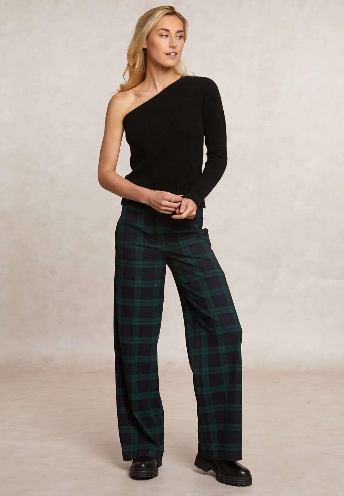 Sale River Woods Asymmetrische effen trui zwart -