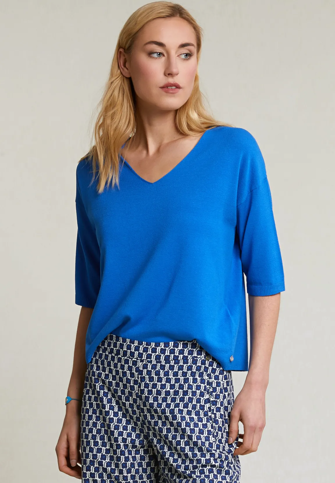 New River Woods Blauwe V-hals viscose trui korte mouwen -