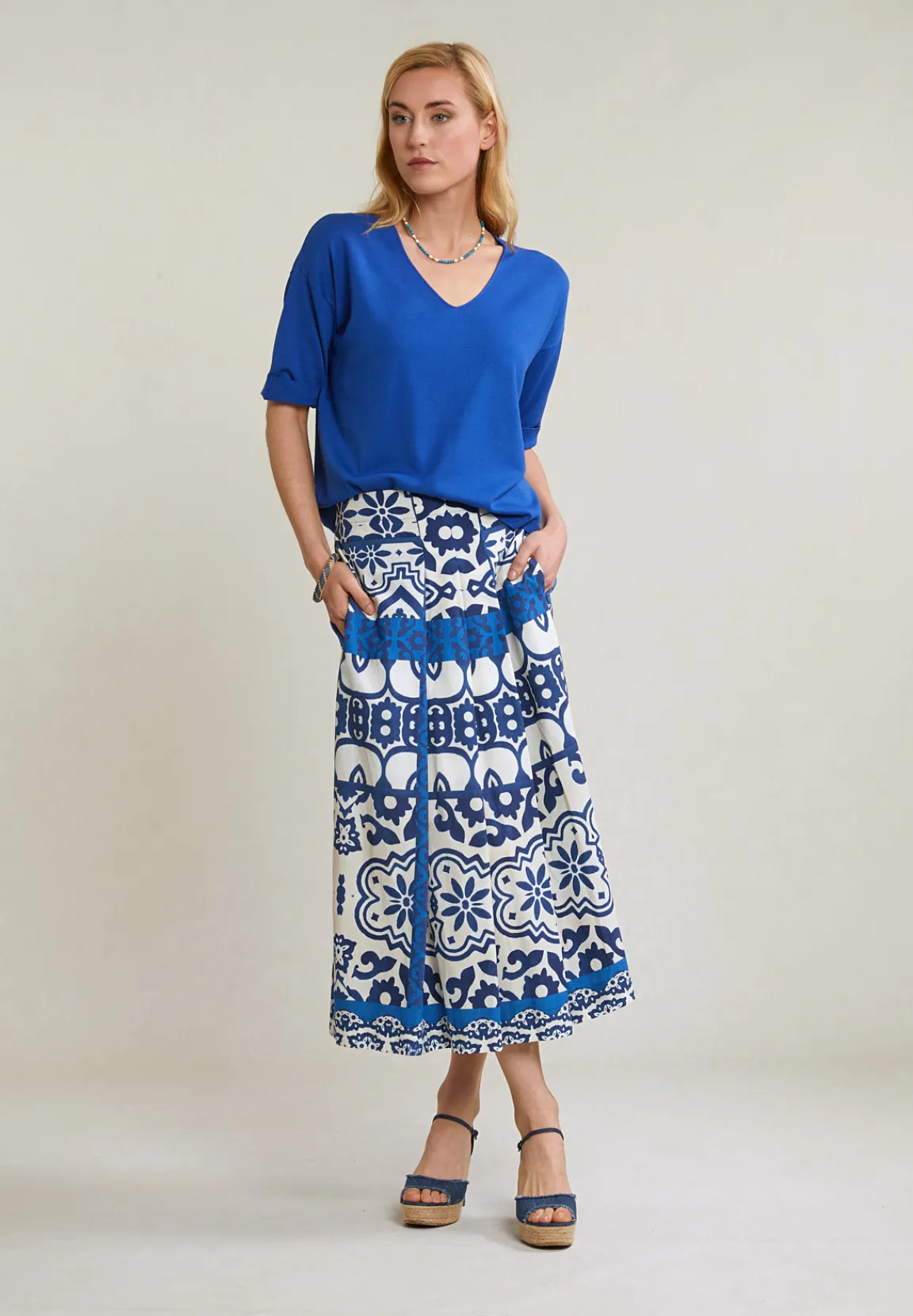 New River Woods Blauwe V-hals viscose trui korte mouwen -