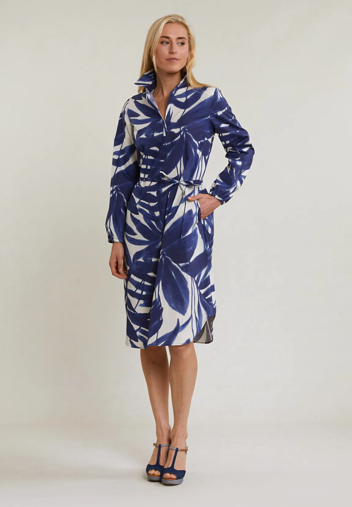 New River Woods Blauw/wit fantasie V-hals jurk -