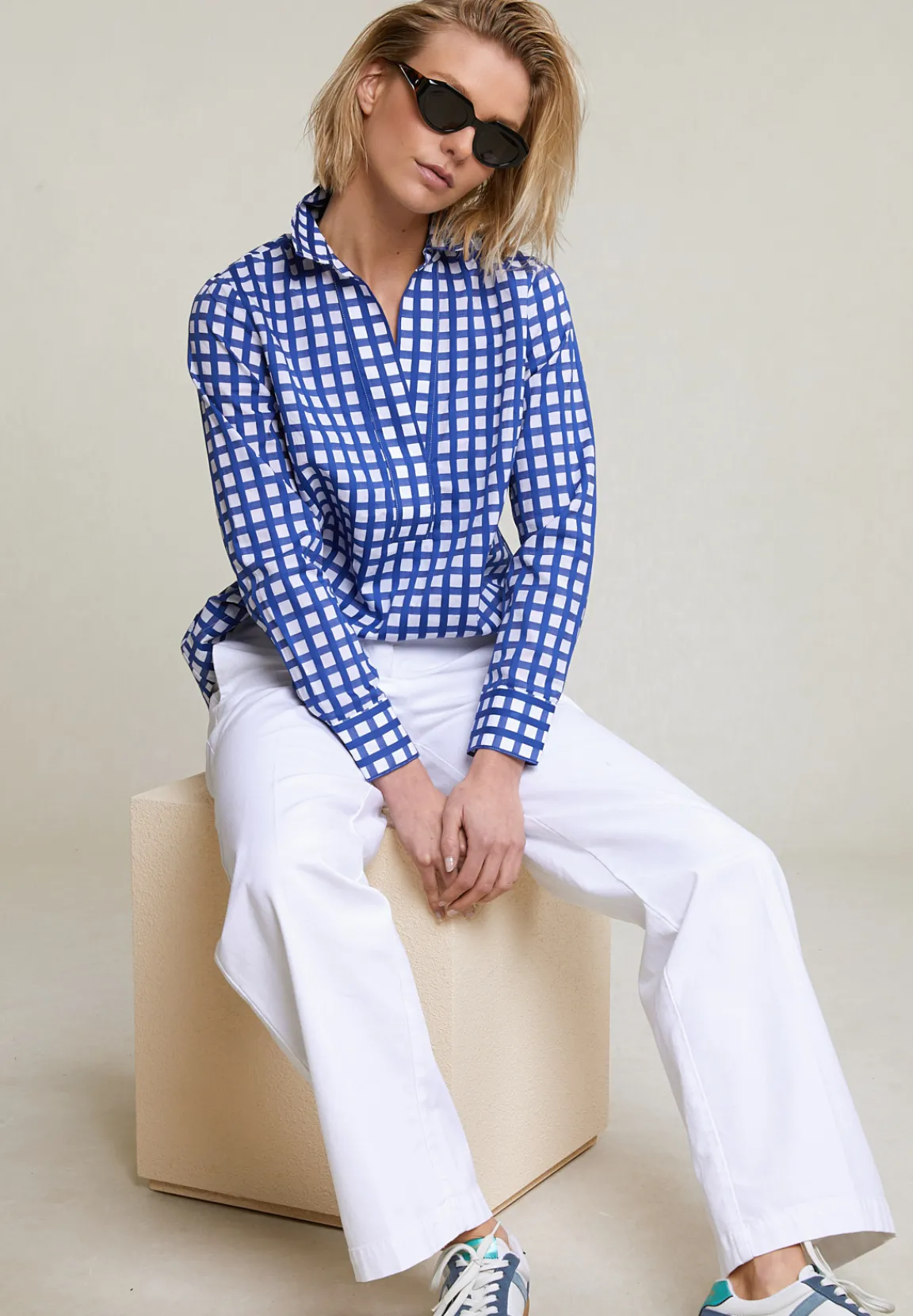 Online River Woods Blauw/wit geruite V-hals blouse -