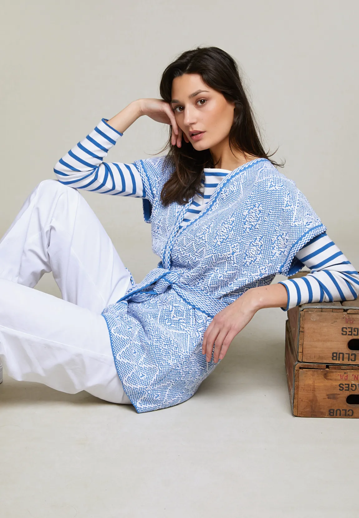 Sale River Woods Blauw/witte mouwloze kimono met riem -