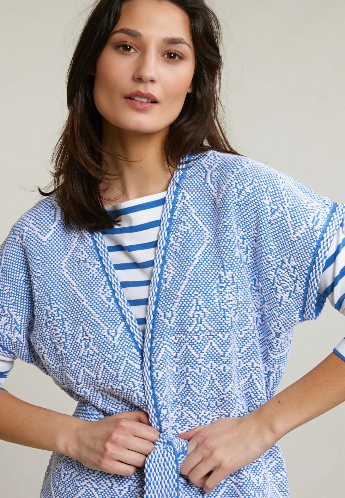 Sale River Woods Blauw/witte mouwloze kimono met riem -