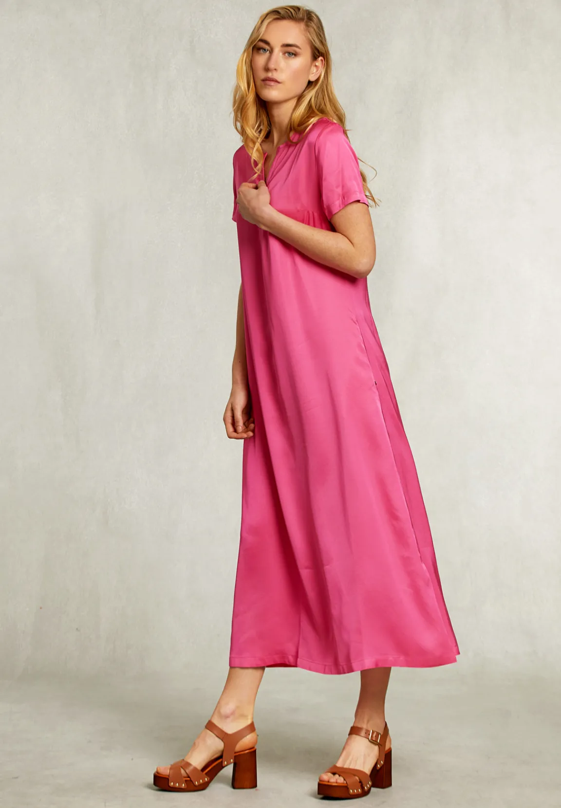Best River Woods Fushia lange rechte V-hals jurk -