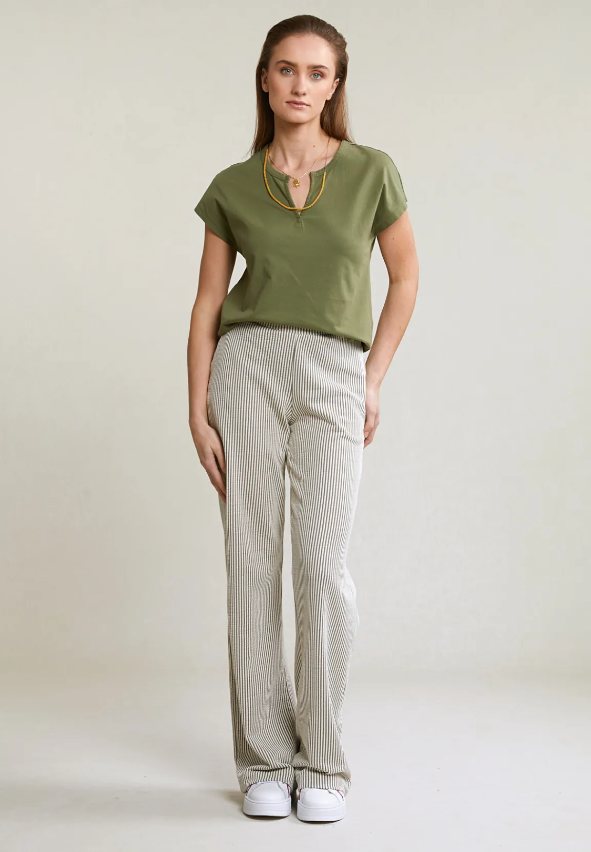 Sale River Woods Kaki mouwloze V-hals T-shirt -