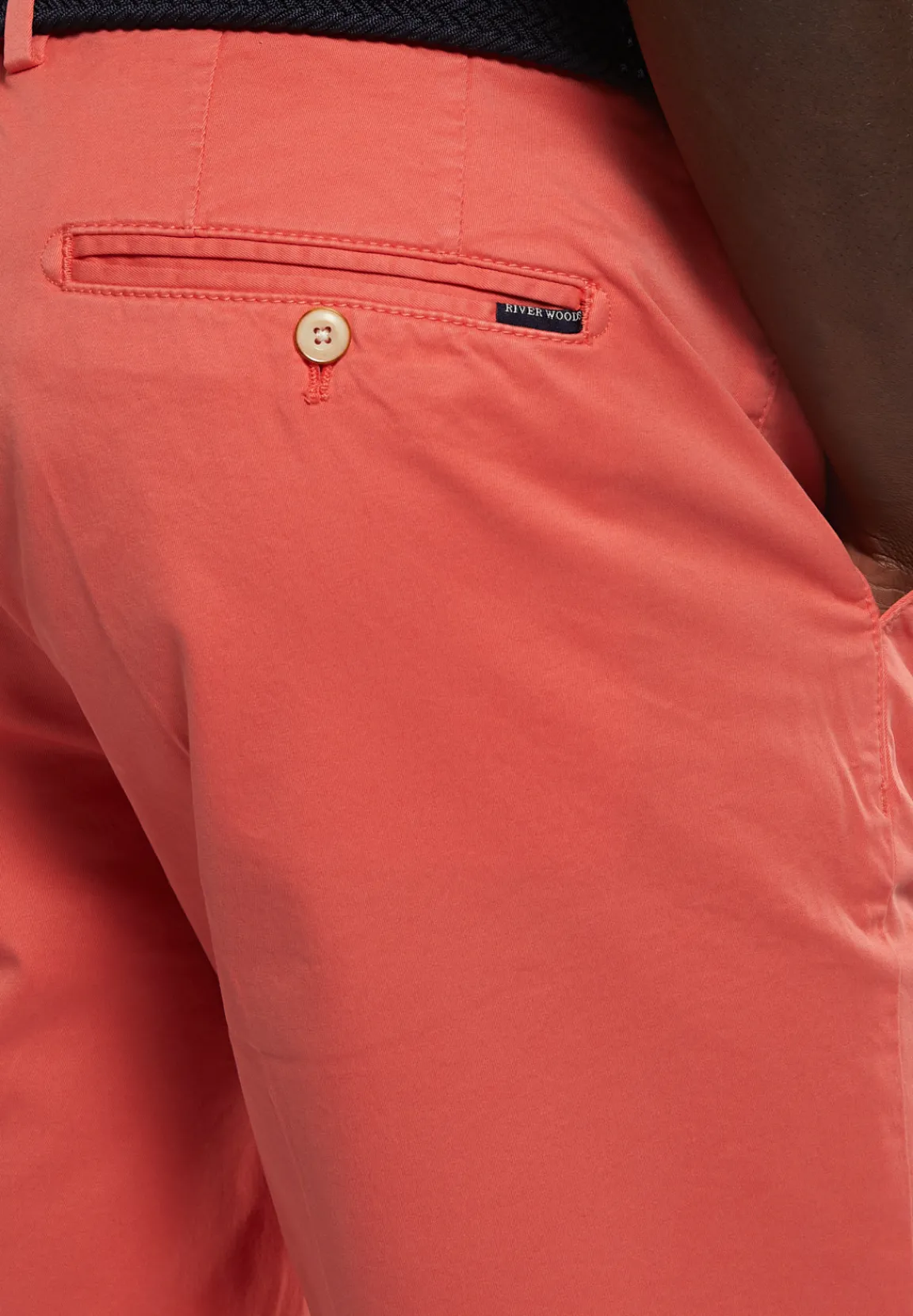 Hot River Woods Katoenen basic stretch chinoshort pastelrood -