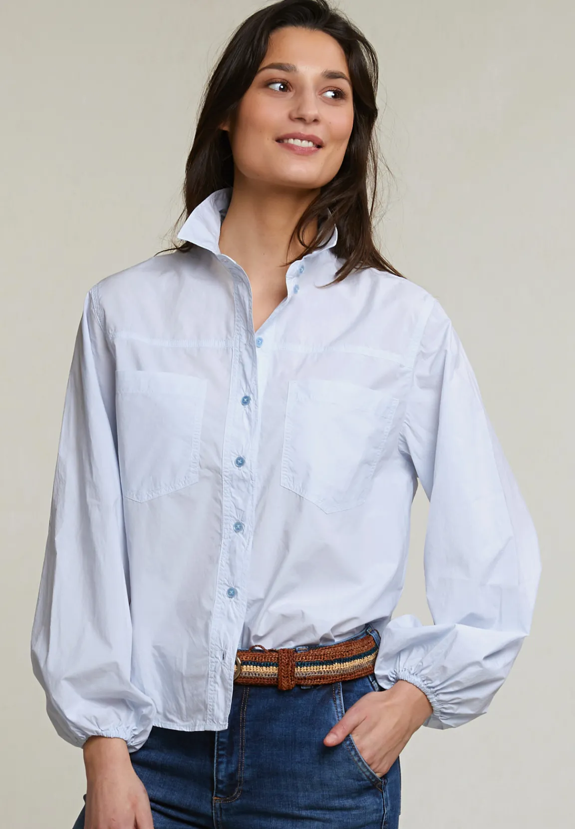 Fashion River Woods Lichtblauwe blouse opgestikte zakken -