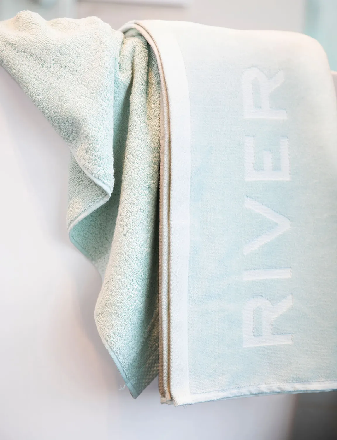 Online River Woods Maxi badlaken in blauw -