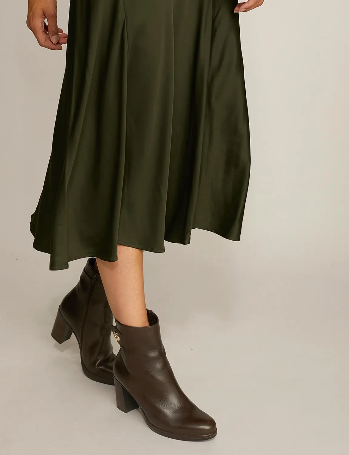 Fashion River Woods Satijnen midirok in groen -