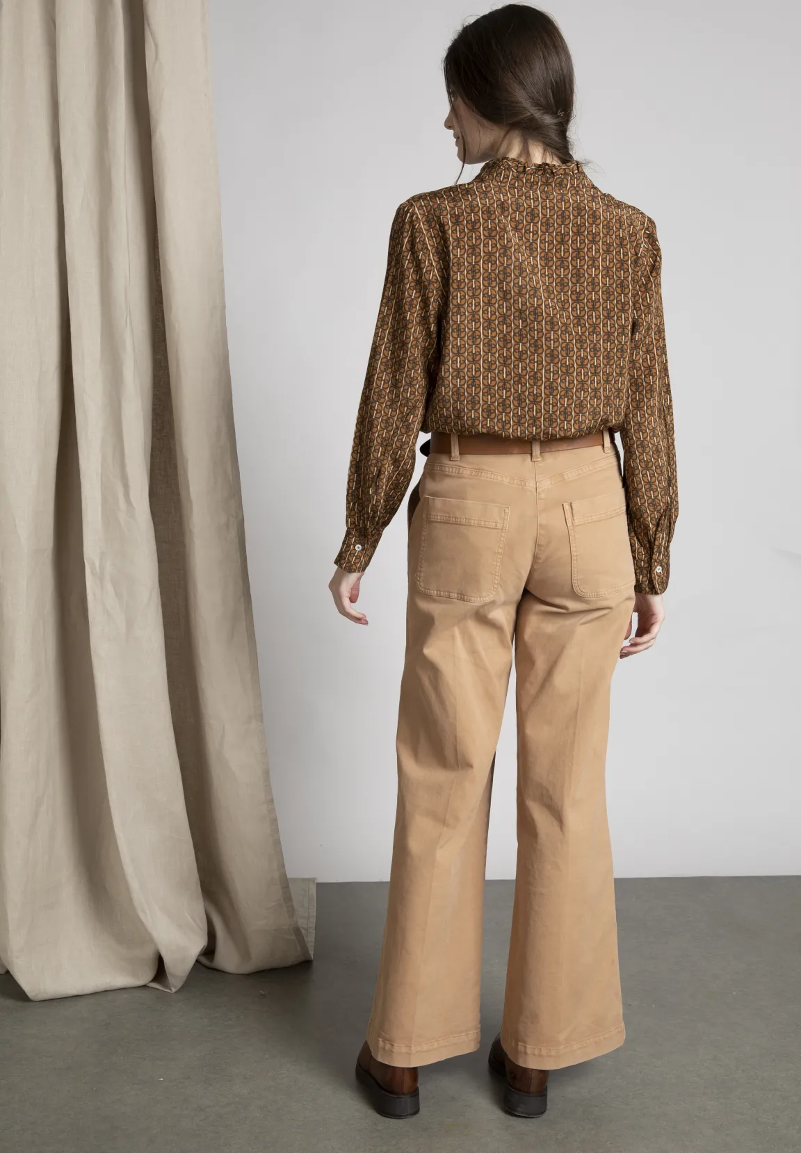 Best River Woods Slipoverblouse met ruffles in bruin -