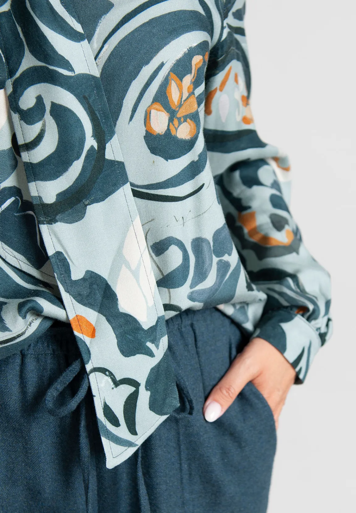 New River Woods Slipoverblouse met verwijderbare sjaal in blauw -